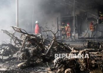 Kebakaran Melanda Toko Trans Home di Berbah Sleman, Petugas Berupaya Padamkan Api