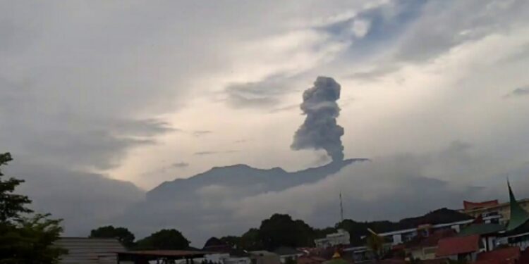 Aktivitas Vulkanik Gunung Marapi Meningkat, Wilayah Agam dan Tanah Datar Terdampak Hujan Abu