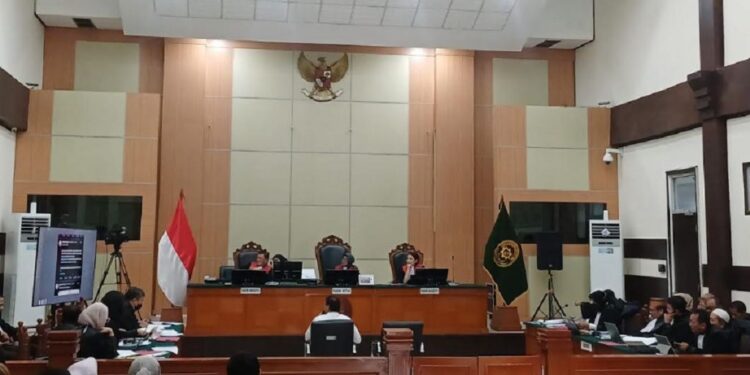Permintaan Pembuktian Ijazah Jokowi dalam Sidang Kasus Dokter Tifa